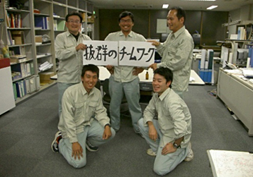 メッセージカードを持った社員