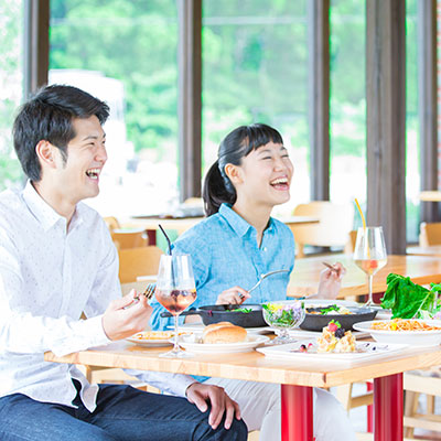 笑顔の男性と女性