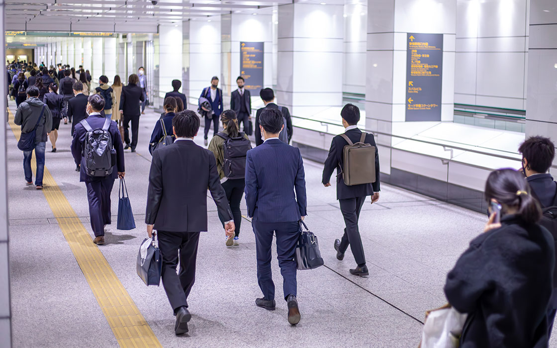 通勤する人たち